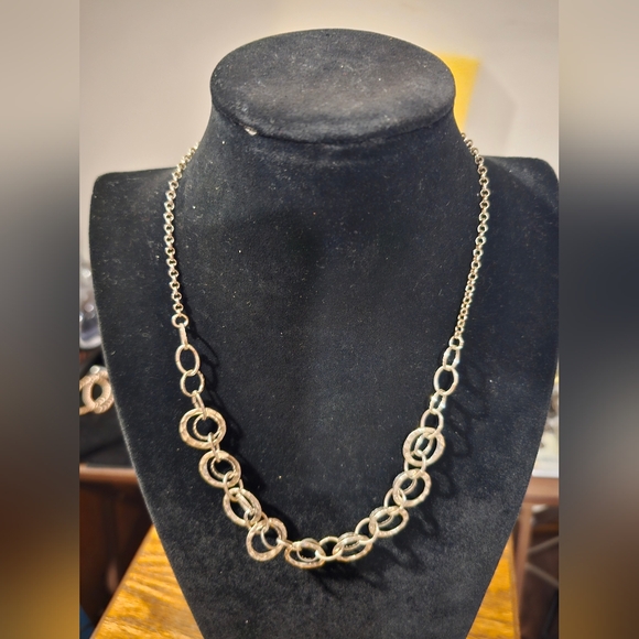 Double circle chain link silvertone necklace - Picture 3 of 4